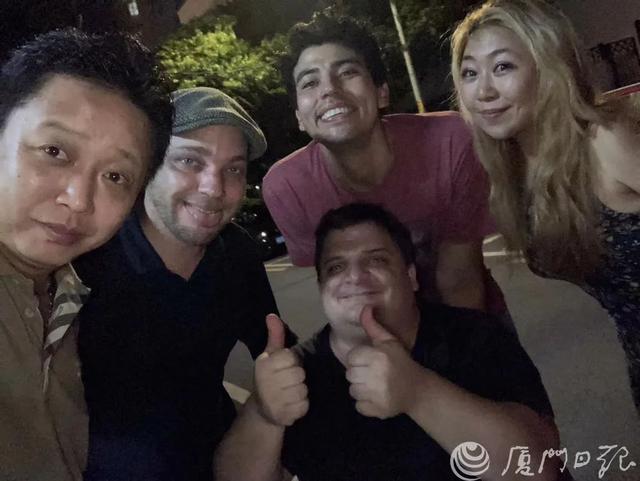 超嗨！开Party拍抖音……外国人在环岛路相聚！“我是厦门人，喜爱这座城”！  厦门 城市 老外 黑牛 沙滩上 汉娜 第5张