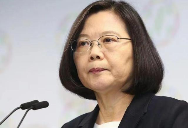 蔡英文穿龙袍封面引关注！岛内专家给出两岸统一时间表  第1张