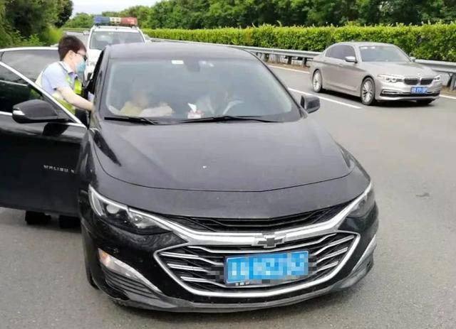 两个妻子吵架，把车停在高速上大打出手！更过分的是……  小车 民警 男子 停车 驾驶人 2人 第5张