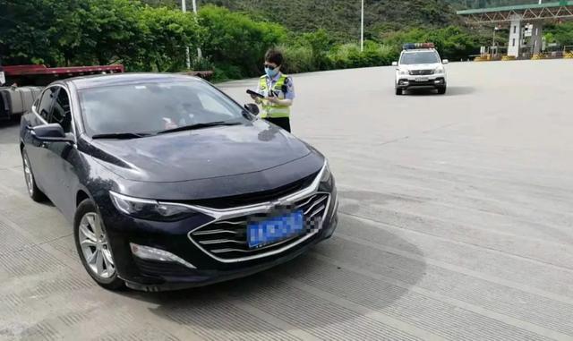 两个妻子吵架，把车停在高速上大打出手！更过分的是……  小车 民警 男子 停车 驾驶人 2人 第7张