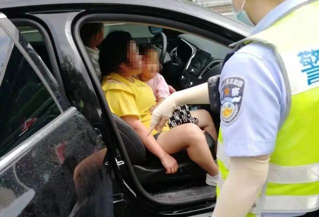 两个妻子吵架，把车停在高速上大打出手！更过分的是……  小车 民警 男子 停车 驾驶人 2人 第6张