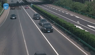 两个妻子吵架，把车停在高速上大打出手！更过分的是……  小车 民警 男子 停车 驾驶人 2人 第8张